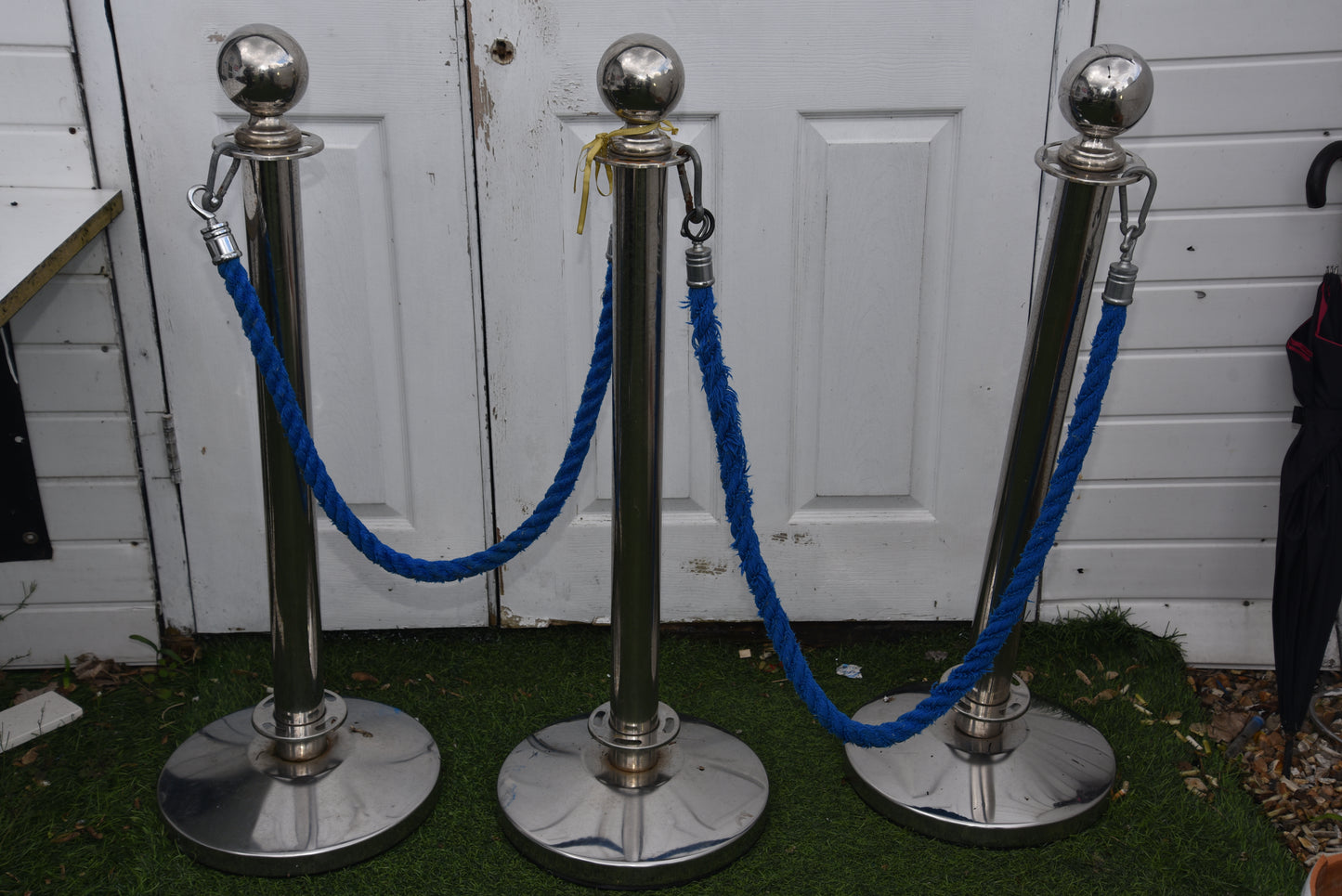 lot - 618 - set of 10x nightclub vip rope barriers