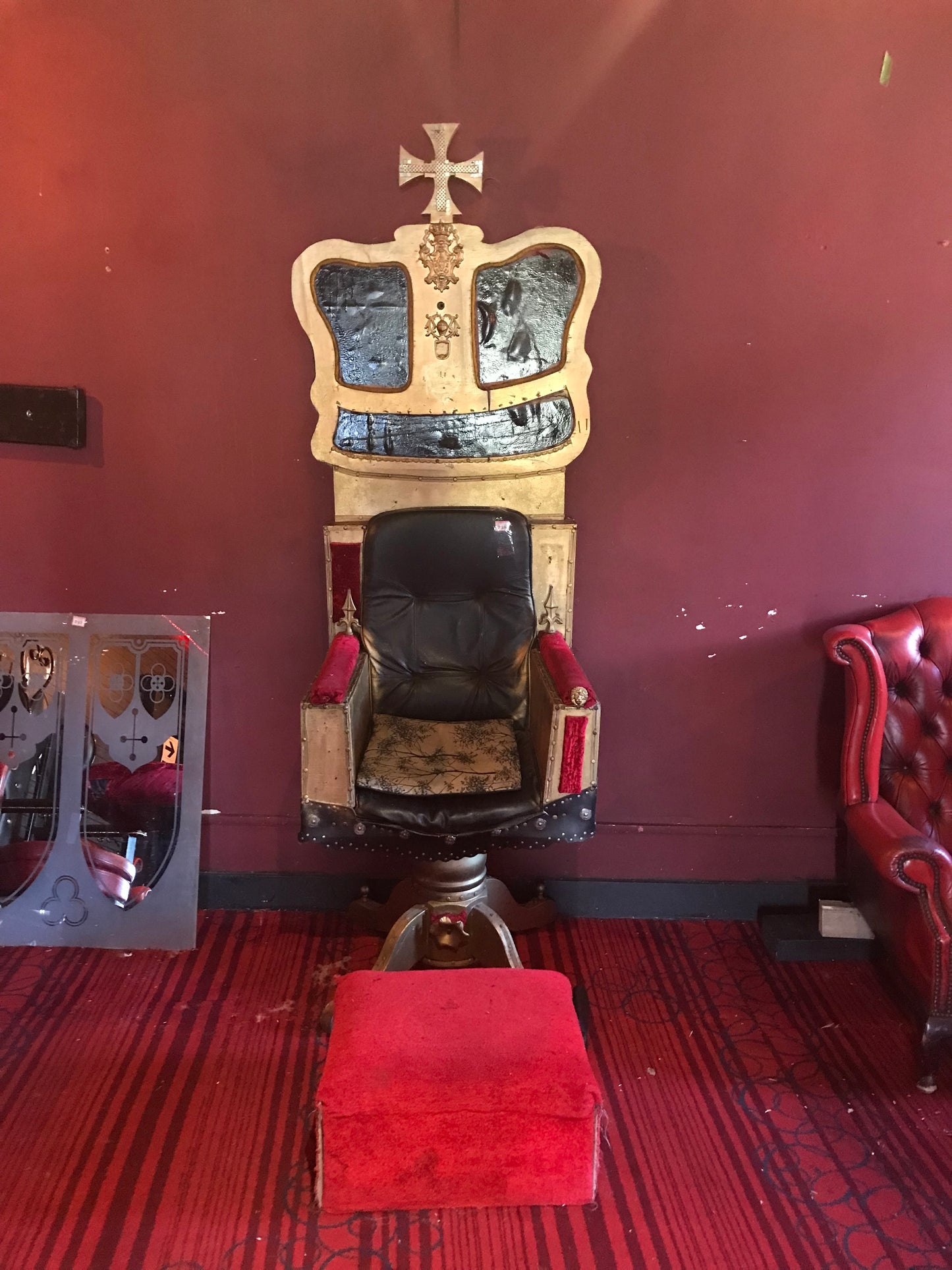 lot - 738 - Daves king throne